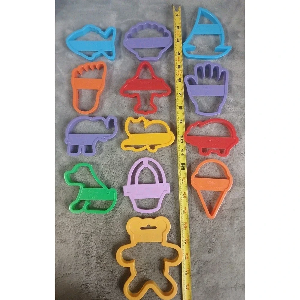 13 Vtg‎ Wilton Cookie Cutters Assorted 1992 Animals Boat Hand Foot Plane READ